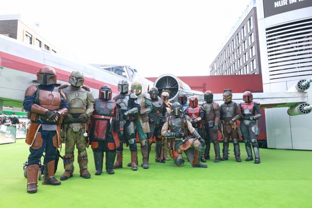 Star Wars Mandalorian and Grogu walking caracters der Serie auf dem Grünen Teppich Fanevent zu Star Wars Mandalorian and Grogu, Uber Platz, Berlin Datum: 04.05.2026 Copyright: xEventpress Kratschx