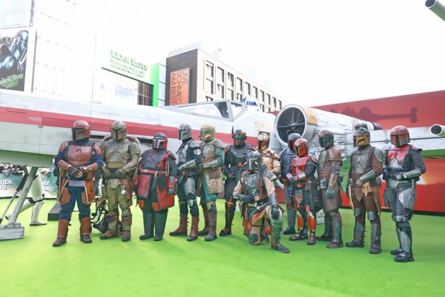 Star Wars Mandalorian and Grogu walking caracters der Serie auf dem Grünen Teppich Fanevent zu Star Wars Mandalorian and Grogu, Uber Platz, Berlin Datum: 04.05.2026 Copyright: xEventpress Kratschx