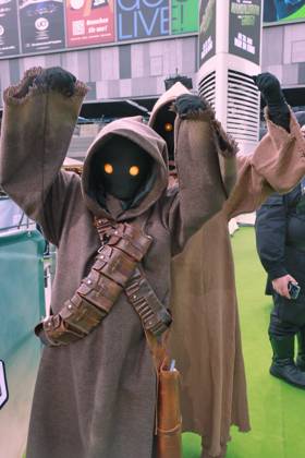 Star Wars Mandalorian and Grogu walking caracters der Serie auf dem Grünen Teppich Fanevent zu Star Wars Mandalorian and Grogu, Uber Platz, Berlin Datum: 04.05.2026 Copyright: xEventpress Kratschx