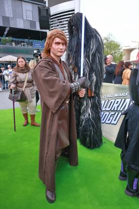 Star Wars Mandalorian and Grogu walking caracters der Serie auf dem Grünen Teppich Fanevent zu Star Wars Mandalorian and Grogu, Uber Platz, Berlin Datum: 04.05.2026 Copyright: xEventpress Kratschx