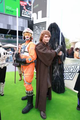 Star Wars Mandalorian and Grogu walking caracters der Serie auf dem Grünen Teppich Fanevent zu Star Wars Mandalorian and Grogu, Uber Platz, Berlin Datum: 04.05.2026 Copyright: xEventpress Kratschx