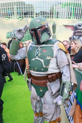Star Wars Mandalorian and Grogu walking caracters der Serie auf dem Grünen Teppich Fanevent zu Star Wars Mandalorian and Grogu, Uber Platz, Berlin Datum: 04.05.2026 Copyright: xEventpress Kratschx
