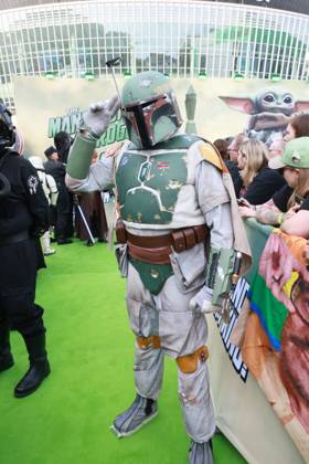 Star Wars Mandalorian and Grogu walking caracters der Serie auf dem Grünen Teppich Fanevent zu Star Wars Mandalorian and Grogu, Uber Platz, Berlin Datum: 04.05.2026 Copyright: xEventpress Kratschx