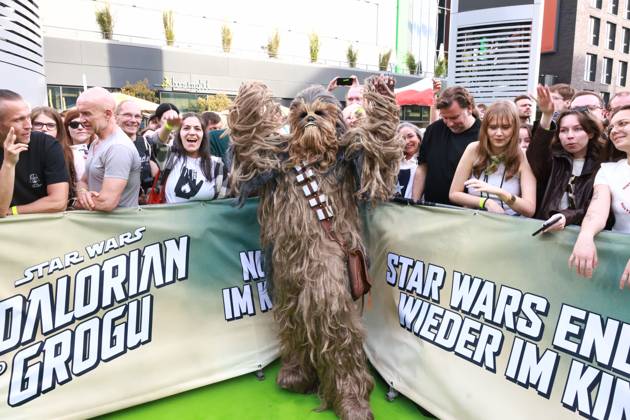 Star Wars Mandalorian and Grogu walking caracters der Serie auf dem Grünen Teppich Fanevent zu Star Wars Mandalorian and Grogu, Uber Platz, Berlin Datum: 04.05.2026 Copyright: xEventpress Kratschx