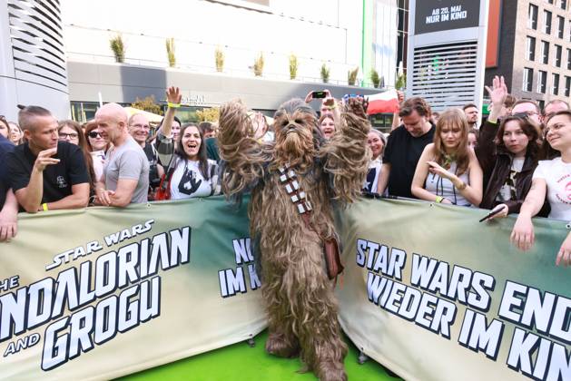Star Wars Mandalorian and Grogu walking caracters der Serie auf dem Grünen Teppich Fanevent zu Star Wars Mandalorian and Grogu, Uber Platz, Berlin Datum: 04.05.2026 Copyright: xEventpress Kratschx