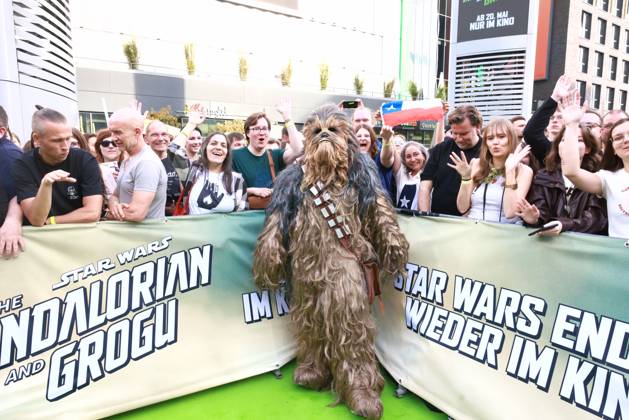 Star Wars Mandalorian and Grogu walking caracters der Serie auf dem Grünen Teppich Fanevent zu Star Wars Mandalorian and Grogu, Uber Platz, Berlin Datum: 04.05.2026 Copyright: xEventpress Kratschx