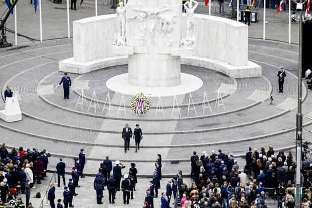 Amsterdam, The Netherlands, 2026-05-04 19:58:30 AMSTERDAM, 04-05-2026, Dam Square. King Willem-Alexander, Queen Maxima, and Prime Minister Rob Jetten attend the memorial service at De Nieuwe Kerk in Amsterdam. Subsequently, the Royal Couple lays a wreath at the National Monument on Dam Square. PHOTO: NLBeeld Patrick van Emst Credit: NL Beeld Patrick van Emst  Copyright: xx x