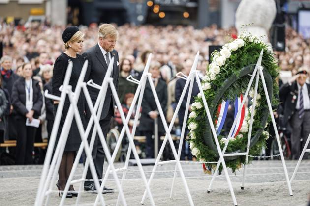 AMSTERDAM - Queen Maxima and King Willem Alexander lay a wreath during the National Remembrance of the Dead on Dam Square. During Remembrance of the Dead, the victims of the Second World War in Europe and Southeast Asia are commemorated, as well as the victims of subsequent war situations and peacekeeping operations in which the Netherlands was involved. REMKO DE WAAL ANP netherlands out - belgium out  Copyright: xx x557477006x originalFilename: 557477006.jpg