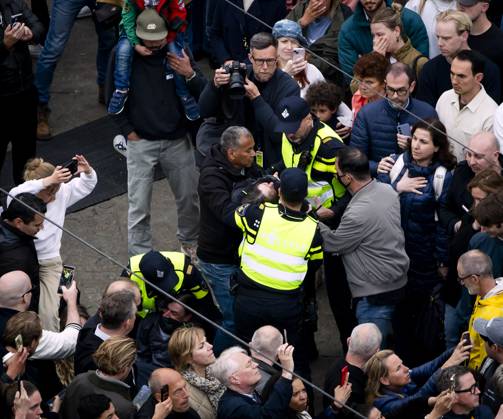 AMSTERDAM - Demonstrators are arrested during the National Remembrance of the Dead on Dam Square. During Remembrance of the Dead, the victims of the Second World War in Europe and Southeast Asia are commemorated, as well as the victims of subsequent war situations and peacekeeping operations in which the Netherlands was involved. KOEN VAN WEEL POOL ANP netherlands out - belgium out  Copyright: xx x557477060x originalFilename: 557477060.jpg