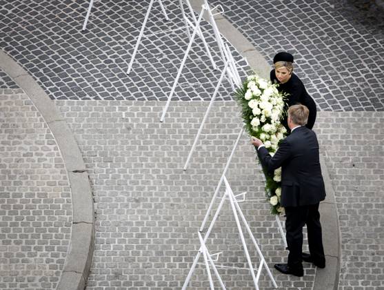 AMSTERDAM - Queen Maxima and King Willem-Alexander lay a wreath during the National Remembrance of the Dead on Dam Square. During Remembrance of the Dead, the victims of the Second World War in Europe and Southeast Asia are commemorated, as well as the victims of subsequent war situations and peacekeeping operations in which the Netherlands was involved. KOEN VAN WEEL POOL ANP netherlands out - belgium out  Copyright: xx x557477424x originalFilename: 557477424.jpg