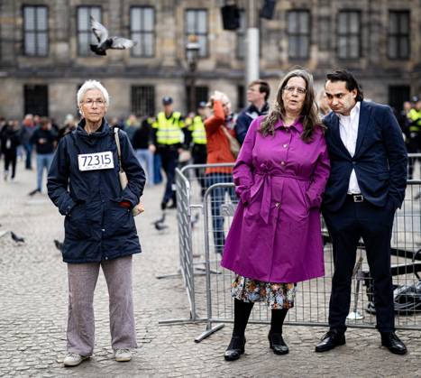 AMSTERDAM - Activists are arrested during the National Remembrance Day ceremony on Dam Square. During the National Remembrance Day, the victims of the Second World War in Europe and Southeast Asia are commemorated in the Netherlands, as well as the victims of subsequent war situations and peacekeeping operations in which the Netherlands was involved. RAMON VAN FLYMEN ANP netherlands out - belgium out  Copyright: xx x557478859x originalFilename: 557478859.jpg