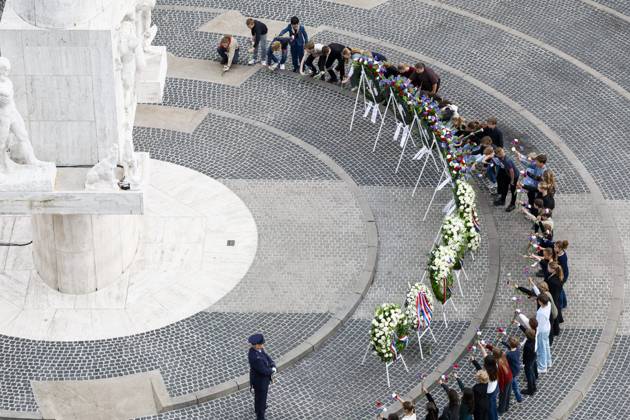 Amsterdam, The Netherlands, 2026-05-04 20:42:01 AMSTERDAM, 04-05-2026, Dam Square. King Willem-Alexander, Queen Maxima, and Prime Minister Rob Jetten attend the memorial service at De Nieuwe Kerk in Amsterdam. Subsequently, the Royal Couple lays a wreath at the National Monument on Dam Square. PHOTO: NLBeeld POOL Koen van Weel Credit: NL Beeld Patrick van Emst  Copyright: xx x