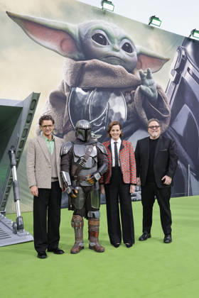 Pedro Pascal, Sigourney Weaver und Jon Favreau beim Star Wars: The Mandalorian and Grogu Photocall im Rahmen der Film Premiere & Fan Event am Uber Platz in der Uber Eats Music Hall am 4.05.2026 in Berlin Pedro Pascal, Sigourney Weaver and Jon Favreau at the Star Wars: The Mandalorian and Grogu photocall during the film premiere & fan event at Uber Platz in the Uber Eats Music Hall on May 4, 2026 in Berlin Star Wars: The Mandalorian and Grogu Filmpremiere & Fan Event in Berlin