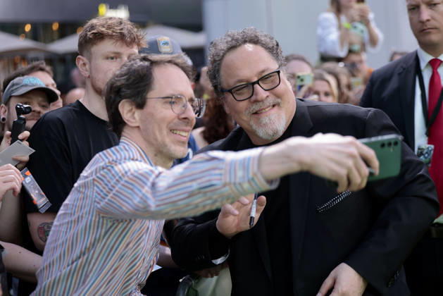 Jon Favreau beim Star Wars: The Mandalorian and Grogu Photocall im Rahmen der Film Premiere & Fan Event am Uber Platz in der Uber Eats Music Hall am 4.05.2026 in Berlin Jon Favreau at the Star Wars: The Mandalorian and Grogu photocall during the film premiere & fan event at Uber Platz in the Uber Eats Music Hall on May 4, 2026 in Berlin Star Wars: The Mandalorian and Grogu Filmpremiere & Fan Event in Berlin