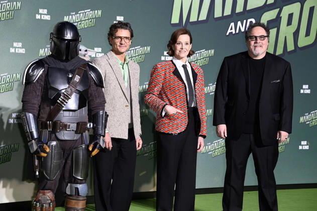Der Mandalorianer, Pedro Pascal, Sigourney Weaver und Jon Favreau beim Fan Event Star Wars: The Mandalorian and Grogu im UCI Luxe East Side Gallery auf dem Uber Platz. Berlin, 04.05.2026