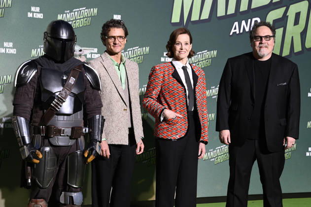 Der Mandalorianer, Pedro Pascal, Sigourney Weaver und Jon Favreau beim Fan Event Star Wars: The Mandalorian and Grogu im UCI Luxe East Side Gallery auf dem Uber Platz. Berlin, 04.05.2026