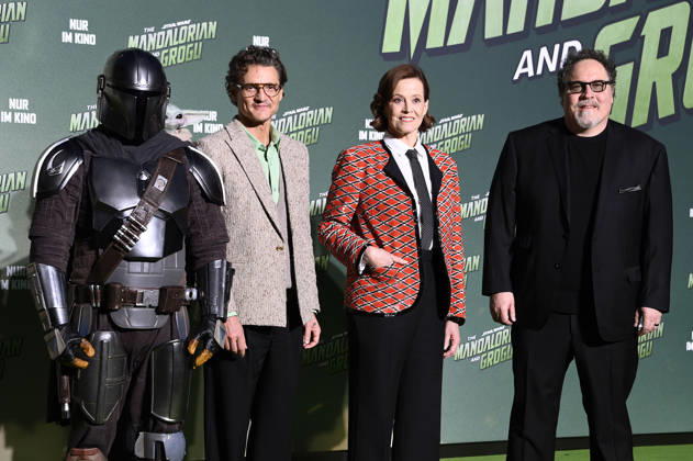 Der Mandalorianer, Pedro Pascal, Sigourney Weaver und Jon Favreau beim Fan Event Star Wars: The Mandalorian and Grogu im UCI Luxe East Side Gallery auf dem Uber Platz. Berlin, 04.05.2026
