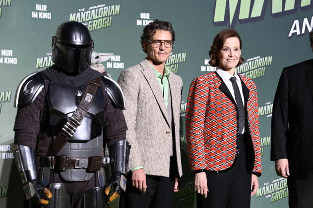 Der Mandalorianer, Pedro Pascal und Sigourney Weaver beim Fan Event Star Wars: The Mandalorian and Grogu im UCI Luxe East Side Gallery auf dem Uber Platz. Berlin, 04.05.2026