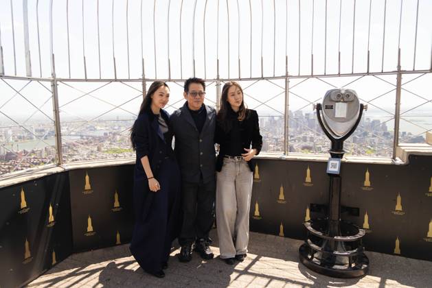 Jet Li visits the Empire State Building Jet Li, actor, martial artist and philanthropist, accompanied by his daughters, visits the Empire State Building to promote the launch of his book Beyond Life and Death: The Way of True Freedom , a collection of memories and reflections on spirituality and freedom. May,04,2026 new york new york united of america Copyright: xVanessaxCarvalhox