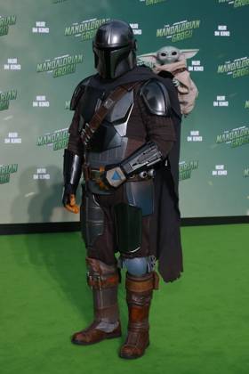 04.05.2026, die walking caracter des Mandalorian mit Grogu zum Screening von Star Wars Mandalorian and Grogu , Uber Platz, Berlin, Berlin Berlin