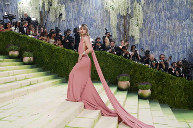 Actress and singer Suki Waterhouse poses on the white carpet at the Met Gala in New York, United States, 04 May 2026. The White Carpet at the 2026 Met Gala !ACHTUNG: NUR REDAKTIONELLE NUTZUNG!  Copyright: xOctavioxGuzmánx AME9436 20260505-55020181907_1
