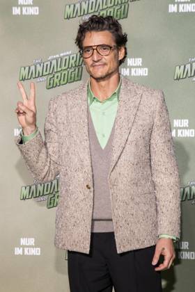 ABB STARSWARS- Pedro Pascal auf dem gruenen Teppich bei dem Fan Event von Stars Wars The Mandalorian and Grogu in UCI Luxe East Side Gallery am 04.05.2026 in Berlin Berlin Deutschland