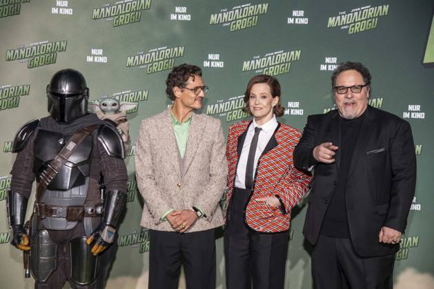 ABB STARSWARS- Pedro Pascalund ,Sigourney Weaver and Jon Favreau auf dem gruenen Teppich bei dem Fan Event von Stars Wars The Mandalorian and Grogu in UCI Luxe East Side Gallery am 04.05.2026 in Berlin Berlin Deutschland