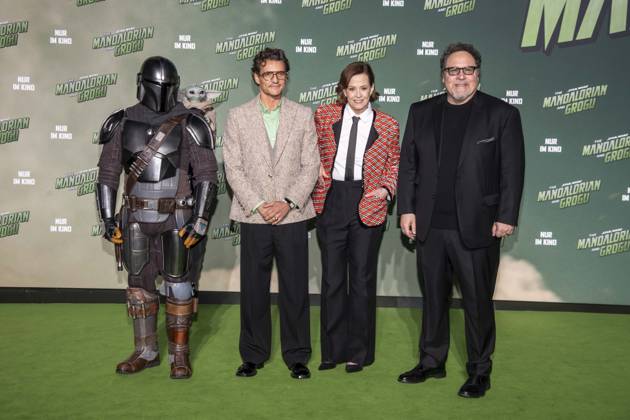 ABB STARSWARS- Pedro Pascalund ,Sigourney Weaver and Jon Favreau auf dem gruenen Teppich bei dem Fan Event von Stars Wars The Mandalorian and Grogu in UCI Luxe East Side Gallery am 04.05.2026 in Berlin Berlin Deutschland