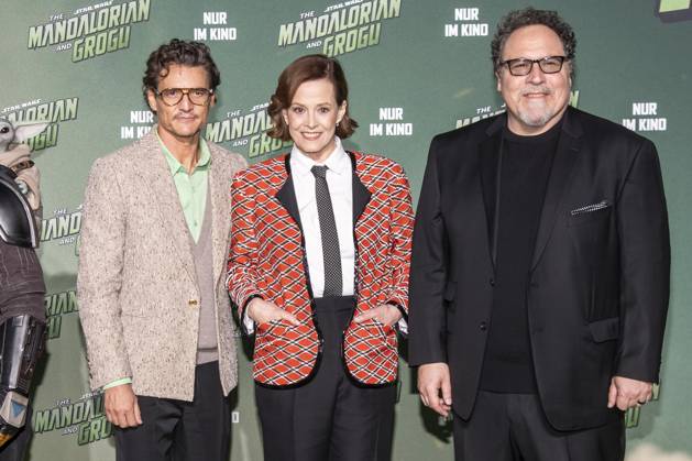 ABB STARSWARS- Pedro Pascalund ,Sigourney Weaver and Jon Favreau auf dem gruenen Teppich bei dem Fan Event von Stars Wars The Mandalorian and Grogu in UCI Luxe East Side Gallery am 04.05.2026 in Berlin Berlin Deutschland