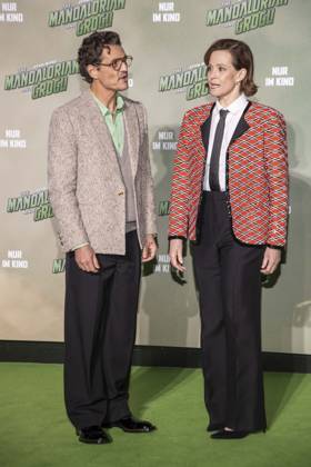ABB STARSWARS- Pedro Pascal und Sigourney Weaver auf dem gruenen Teppich bei dem Fan Event von Stars Wars The Mandalorian and Grogu in UCI Luxe East Side Gallery am 04.05.2026 in Berlin Berlin Deutschland