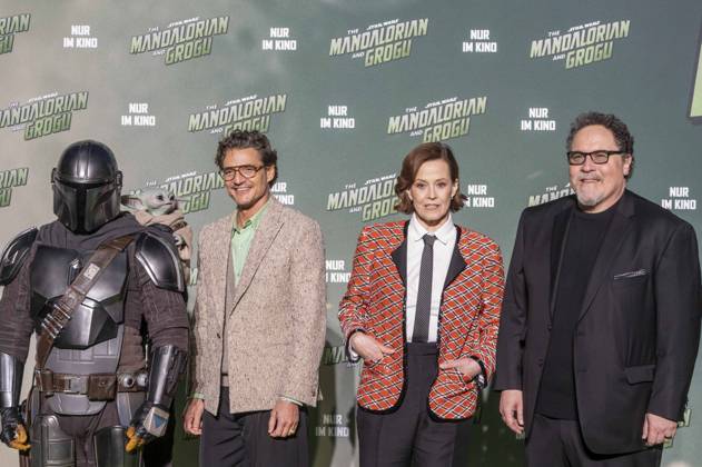ABB STARSWARS- Pedro Pascal, Sigourney Weaver und Jon Favreau auf dem gruenen Teppich bei dem Fan Event von Stars Wars The Mandalorian and Grogu in UCI Luxe East Side Gallery am 04.05.2026 in Berlin Berlin Deutschland