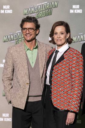 ABB STARSWARS- Pedro Pascal und Sigourney Weaver auf dem gruenen Teppich bei dem Fan Event von Stars Wars The Mandalorian and Grogu in UCI Luxe East Side Gallery am 04.05.2026 in Berlin Berlin Deutschland