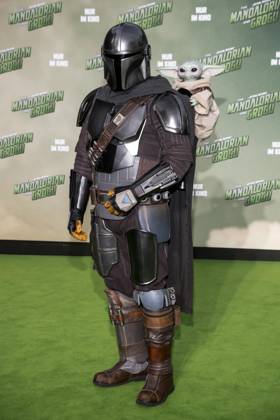 ABB STARSWARS- Krieger Figur auf dem gruenen Teppich bei dem Fan Event von Stars Wars The Mandalorian and Grogu in UCI Luxe East Side Gallery am 04.05.2026 in Berlin Berlin Deutschland