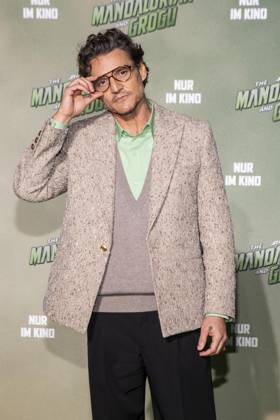 ABB STARSWARS- Pedro Pascal auf dem gruenen Teppich bei dem Fan Event von Stars Wars The Mandalorian and Grogu in UCI Luxe East Side Gallery am 04.05.2026 in Berlin Berlin Deutschland