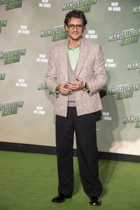 ABB STARSWARS- Pedro Pascal auf dem gruenen Teppich bei dem Fan Event von Stars Wars The Mandalorian and Grogu in UCI Luxe East Side Gallery am 04.05.2026 in Berlin Berlin Deutschland