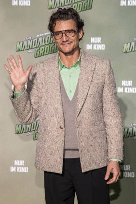ABB STARSWARS- Pedro Pascal auf dem gruenen Teppich bei dem Fan Event von Stars Wars The Mandalorian and Grogu in UCI Luxe East Side Gallery am 04.05.2026 in Berlin Berlin Deutschland