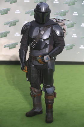Der Mandalorianer und Grogu beim Fan Event Star Wars: The Mandalorian and Grogu im UCI Luxe East Side Gallery auf dem Uber Platz. Berlin, 04.05.2026