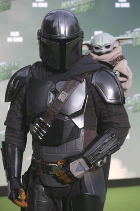 Der Mandalorianer und Grogu beim Fan Event Star Wars: The Mandalorian and Grogu im UCI Luxe East Side Gallery auf dem Uber Platz. Berlin, 04.05.2026