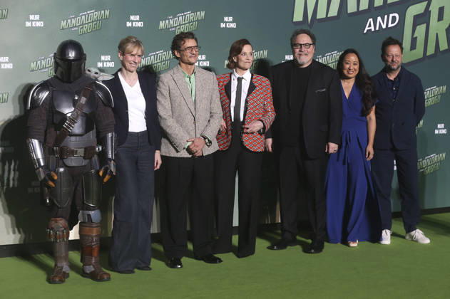 The Mandalorian, Grogu, Johanna Pfeiffer, Pedro Pascal, Sigourney Weaver, Jon Favreau, Eun-Kyung Park und Lee Jury beim Fan Event Star Wars: The Mandalorian and Grogu im UCI Luxe East Side Gallery auf dem Uber Platz. Berlin, 04.05.2026