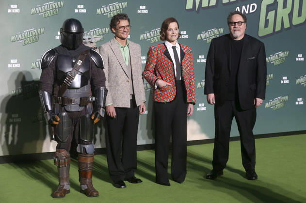 Der Mandalorianer, Pedro Pascal, Sigourney Weaver und Jon Favreau beim Fan Event Star Wars: The Mandalorian and Grogu im UCI Luxe East Side Gallery auf dem Uber Platz. Berlin, 04.05.2026