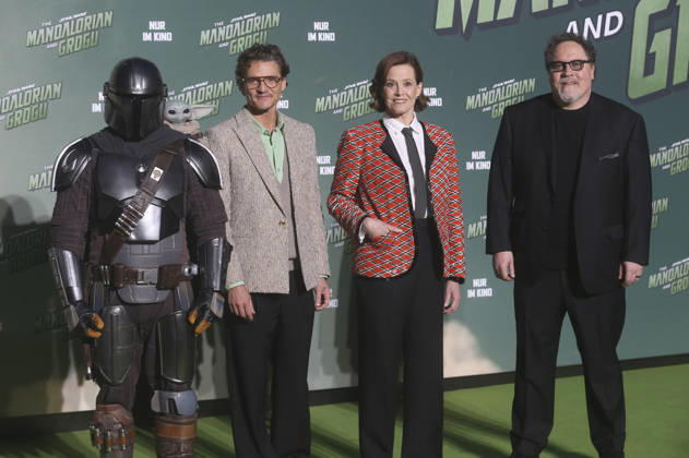 Der Mandalorianer, Pedro Pascal, Sigourney Weaver und Jon Favreau beim Fan Event Star Wars: The Mandalorian and Grogu im UCI Luxe East Side Gallery auf dem Uber Platz. Berlin, 04.05.2026