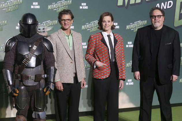 Der Mandalorianer, Pedro Pascal, Sigourney Weaver und Jon Favreau beim Fan Event Star Wars: The Mandalorian and Grogu im UCI Luxe East Side Gallery auf dem Uber Platz. Berlin, 04.05.2026
