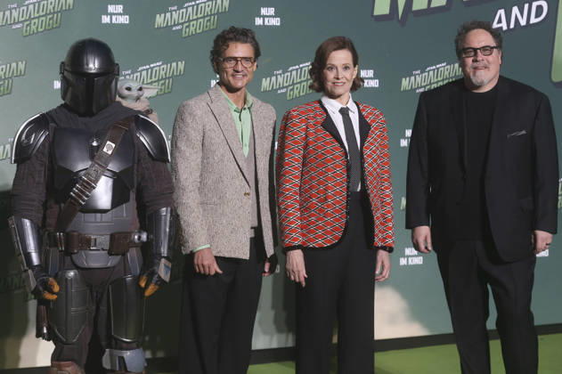 Der Mandalorianer, Pedro Pascal, Sigourney Weaver und Jon Favreau beim Fan Event Star Wars: The Mandalorian and Grogu im UCI Luxe East Side Gallery auf dem Uber Platz. Berlin, 04.05.2026