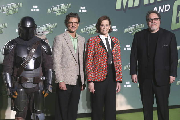 Der Mandalorianer, Pedro Pascal, Sigourney Weaver und Jon Favreau beim Fan Event Star Wars: The Mandalorian and Grogu im UCI Luxe East Side Gallery auf dem Uber Platz. Berlin, 04.05.2026