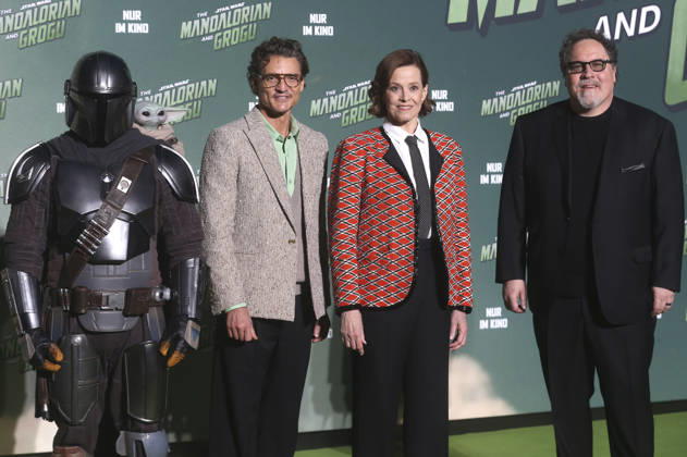 Der Mandalorianer, Pedro Pascal, Sigourney Weaver und Jon Favreau beim Fan Event Star Wars: The Mandalorian and Grogu im UCI Luxe East Side Gallery auf dem Uber Platz. Berlin, 04.05.2026