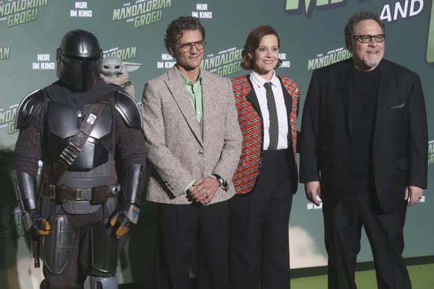 Der Mandalorianer, Pedro Pascal, Sigourney Weaver und Jon Favreau beim Fan Event Star Wars: The Mandalorian and Grogu im UCI Luxe East Side Gallery auf dem Uber Platz. Berlin, 04.05.2026