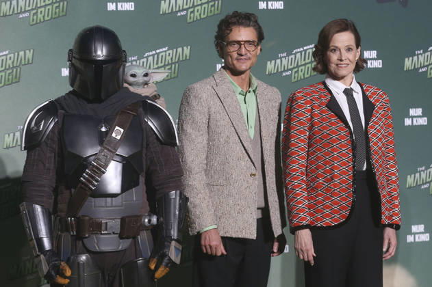 Der Mandalorianer, Pedro Pascal und Sigourney Weaver beim Fan Event Star Wars: The Mandalorian and Grogu im UCI Luxe East Side Gallery auf dem Uber Platz. Berlin, 04.05.2026