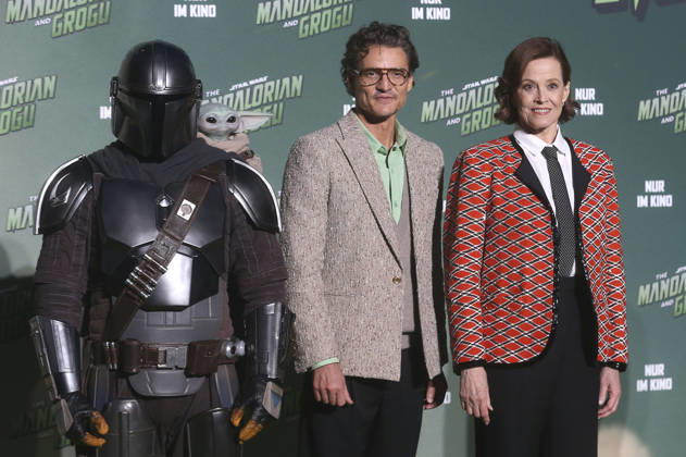 Der Mandalorianer, Pedro Pascal und Sigourney Weaver beim Fan Event Star Wars: The Mandalorian and Grogu im UCI Luxe East Side Gallery auf dem Uber Platz. Berlin, 04.05.2026