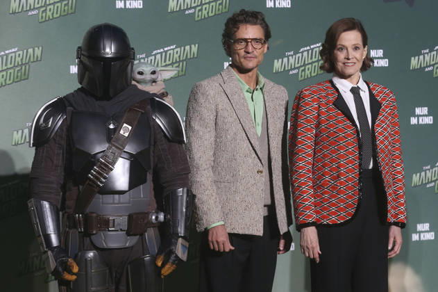 Der Mandalorianer, Pedro Pascal und Sigourney Weaver beim Fan Event Star Wars: The Mandalorian and Grogu im UCI Luxe East Side Gallery auf dem Uber Platz. Berlin, 04.05.2026