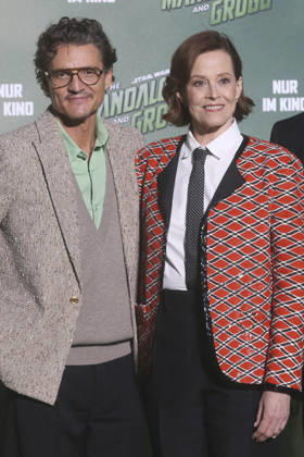 Pedro Pascal und Sigourney Weaver beim Fan Event Star Wars: The Mandalorian and Grogu im UCI Luxe East Side Gallery auf dem Uber Platz. Berlin, 04.05.2026